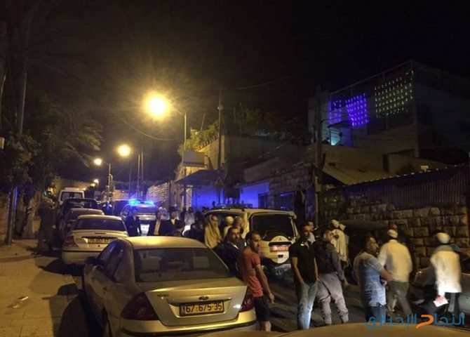 مستوطنون يرشقون مركبات المواطنين بالحجارة