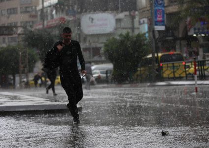 انخفاض درجات الحرارة وأمطار على معظم المناطق