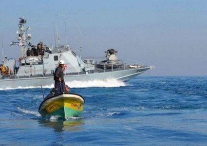 الاحتلال يقلص مساحة الصيد شمال قطاع غزة
