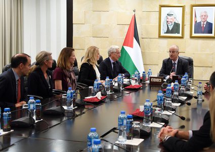 رئيس الوزراء الفلسطيني رامي الحمد الله يجتمع مع وفد من جامعة هارفارد في مدينة رام الله بالضفة الغربية.