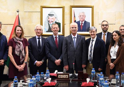 الحمد الله يلتقي وفدا من جامعة هارفارد في رام الله