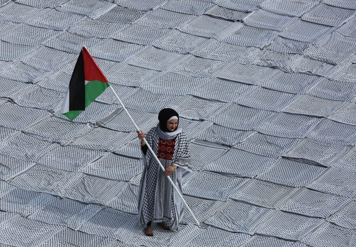 أكبر كوفية فلسطينية في العالم بمساحة 1400متر في ساحة مدرسة الشهيد ياسر عرفات بمدينة دورا جنوب الخليل ضمن فعاليات أسبوع الاستقلال والوفاء