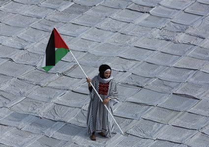 أكبر كوفية فلسطينية في العالم بمدينة الخليل