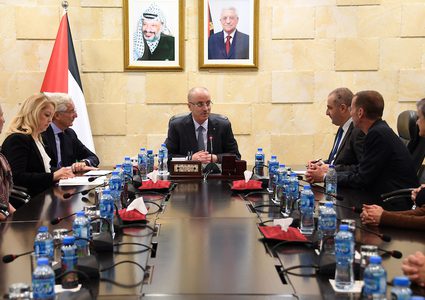 رئيس الوزراء الفلسطيني رامي الحمد الله يجتمع مع وفد من جامعة هارفارد في مدينة رام الله بالضفة الغربية.