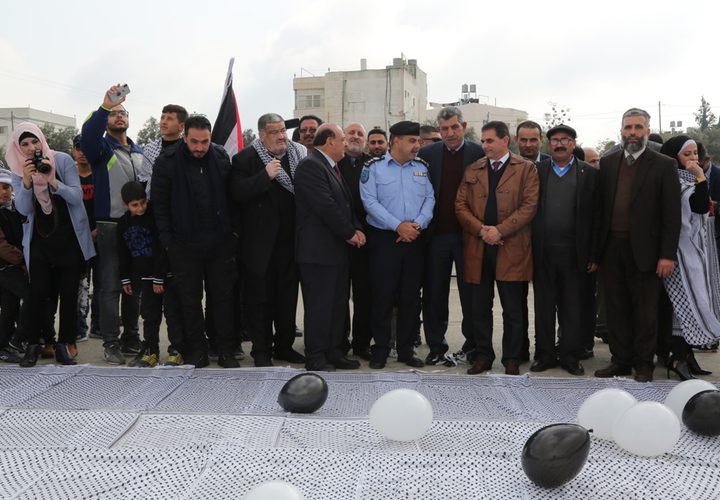 أكبر كوفية فلسطينية في العالم بمساحة 1400متر في ساحة مدرسة الشهيد ياسر عرفات بمدينة دورا جنوب الخليل ضمن فعاليات أسبوع الاستقلال والوفاء