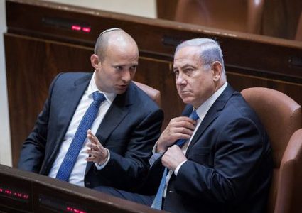 بينت يُساوم نتنياهو: سلمني الوزارة أو سأستقيل