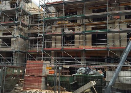 وزارة العمل تغلق عمارة قيد الإنشاء في رام الله