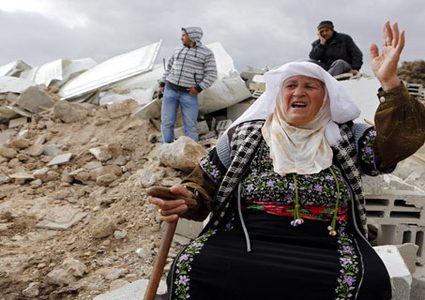 الاحتلال يخطر بهدم منزل وإزالة "كرفان" شرق يطا