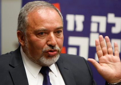 المتطرف "ليبرمان" يستقل من منصبه