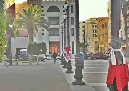 المغرب.. ملابس "معلّقة" في الشارع لحماية المتشردين