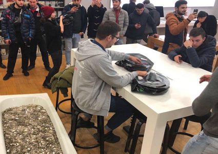 روسي يشتري هاتف آيفون بكمية هائلة من الفكة!