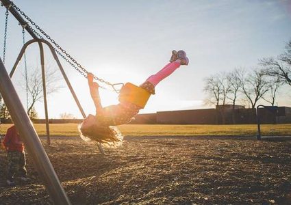 اللعب في الهواء الطلق يحمي الأطفال من "وباء" خطير!