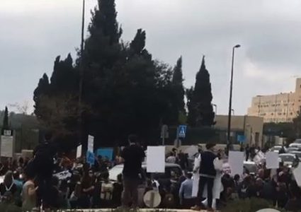 الإسرائيليون يطالبون برحيل حكومة نتنياهو