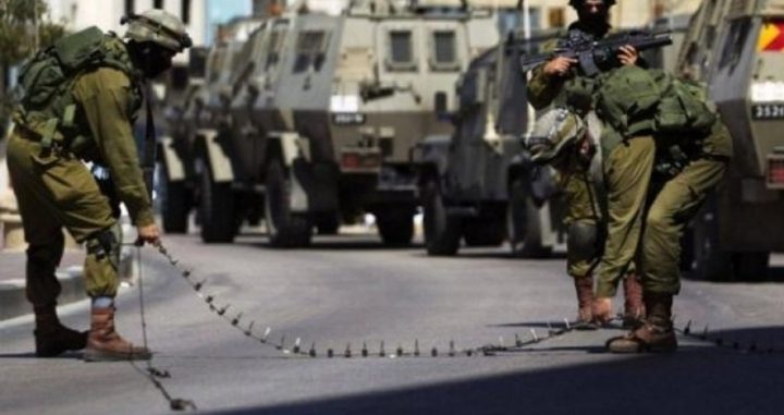 الاحتلال يداهم منازل وينصب حواجز عسكرية جنوب جنين