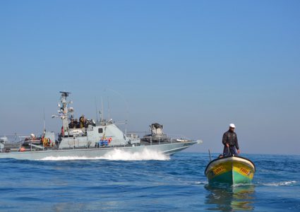 نقيب الصيادين: الاحتلال يبقي على مسافة 6 أميال