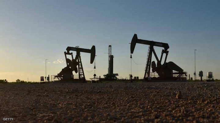 سوق النفط العالمية تواجه فائضا في المعروض