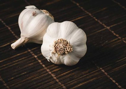 الثوم.. من طرد البعوض إلى مكافحة السرطان