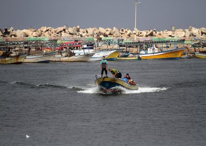 صيادون فلسطينيون يعملون على قوارب الصيد الخاصة بهم في البحر في الميناء البحري في مدينة غزة في 15 نوفمبر 2018.