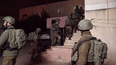 الاحتلال يصور منزل أسير في قرية بير الباشا