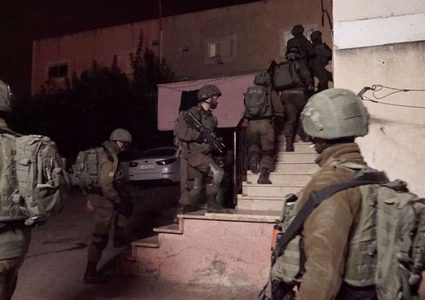 الاحتلال يصور منزل أسير في قرية بير الباشا