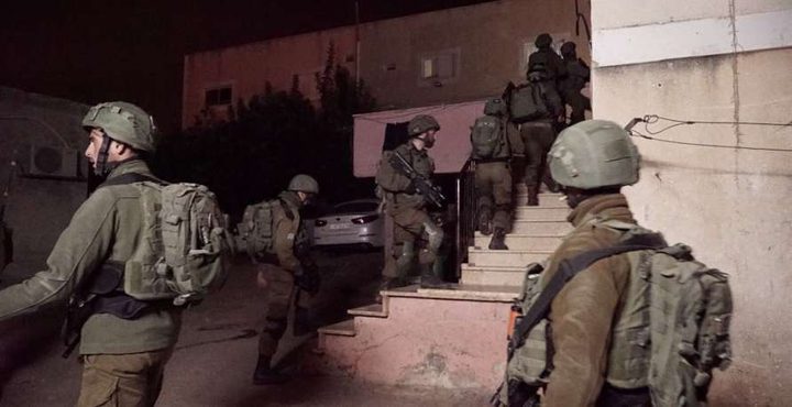 الاحتلال يصور منزل أسير في قرية بير الباشا