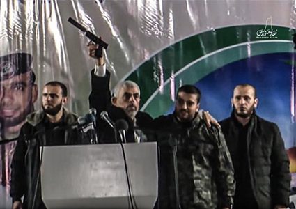 السنوار يعرض سلاحا لعناصر القوة الخاصة شرق خانيونس