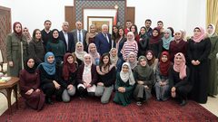 الرئيس يستقبل طلبة" كلية الشرف" في النجاح