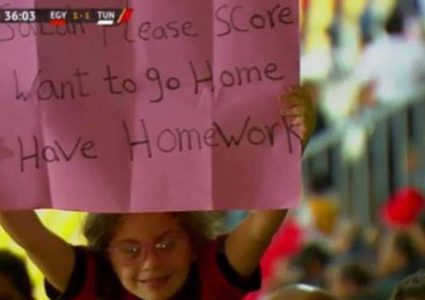 محمد صلاح يرد على الطفلة المصرية صاحبة اللافتة