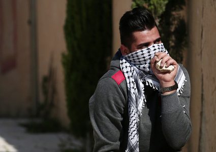 متظاهرون فلسطينيون يتصادمون مع القوات الإسرائيلية بعد منع المزارعين الفلسطينيين من الوصول إلى أراضيهم وزراعة أشجار الزيتون ، في قرية عريف بالضفة الغربية