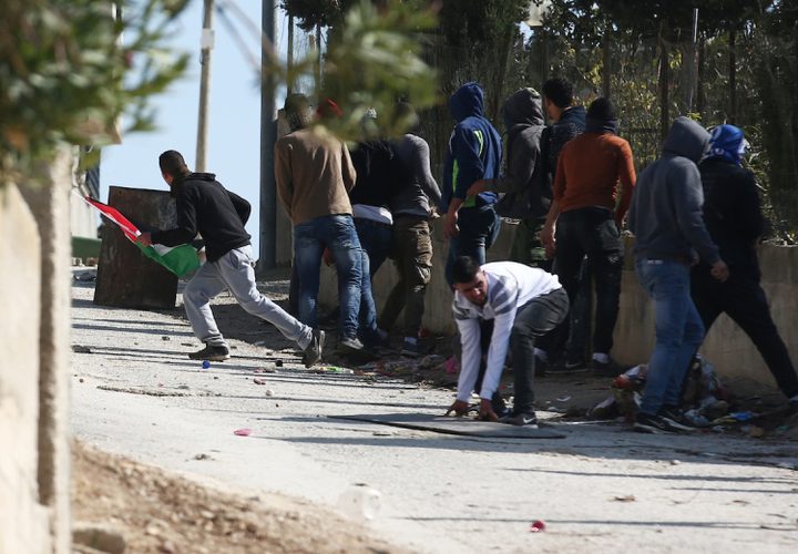 متظاهرون فلسطينيون يتصادمون مع القوات الإسرائيلية بعد منع المزارعين الفلسطينيين من الوصول إلى أراضيهم وزراعة أشجار الزيتون ، في قرية عريف بالضفة الغربية