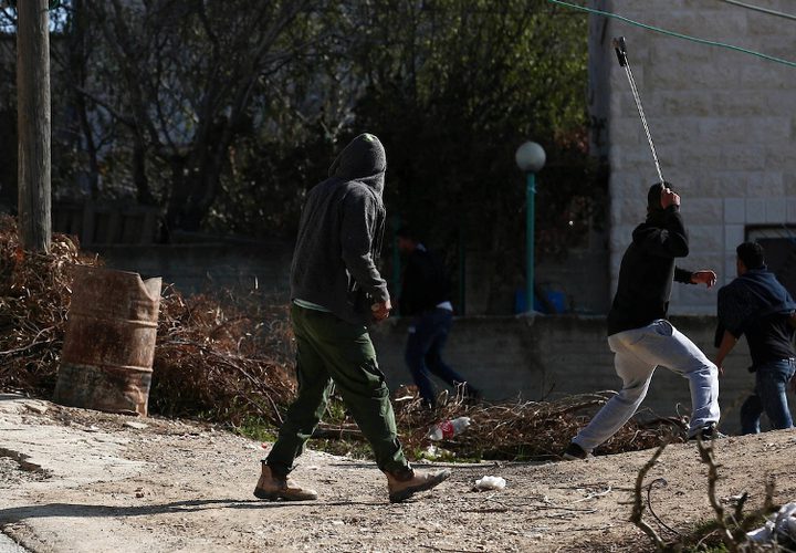 متظاهرون فلسطينيون يتصادمون مع القوات الإسرائيلية بعد منع المزارعين الفلسطينيين من الوصول إلى أراضيهم وزراعة أشجار الزيتون ، في قرية عريف بالضفة الغربية