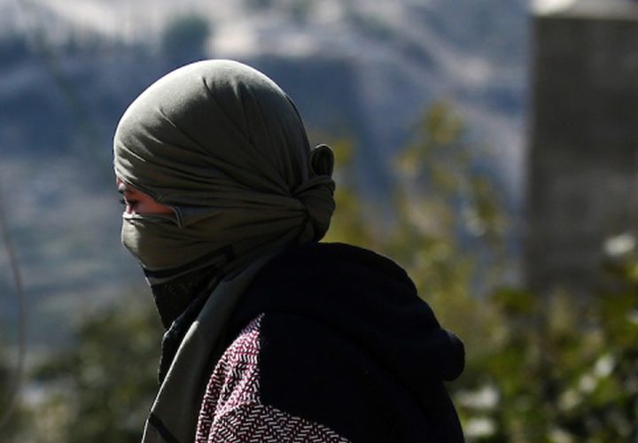 متظاهرون فلسطينيون يتصادمون مع القوات الإسرائيلية بعد منع المزارعين الفلسطينيين من الوصول إلى أراضيهم وزراعة أشجار الزيتون ، في قرية عريف بالضفة الغربية