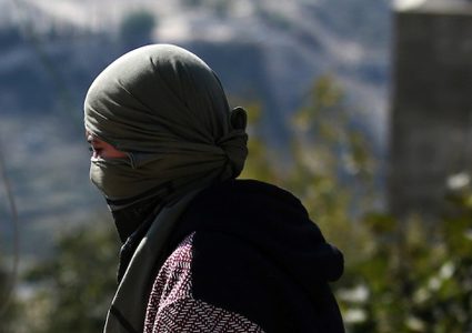 متظاهرون فلسطينيون يتصادمون مع القوات الإسرائيلية بعد منع المزارعين الفلسطينيين من الوصول إلى أراضيهم وزراعة أشجار الزيتون ، في قرية عريف بالضفة الغربية