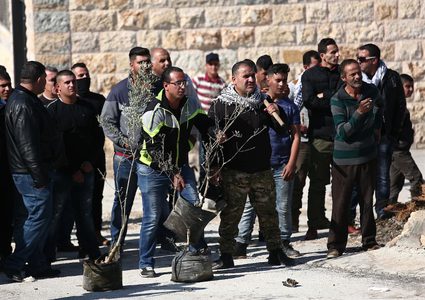 متظاهرون فلسطينيون يتصادمون مع القوات الإسرائيلية بعد منع المزارعين الفلسطينيين من الوصول إلى أراضيهم وزراعة أشجار الزيتون ، في قرية عريف بالضفة الغربية