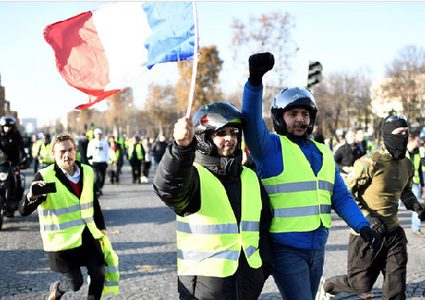 مظاهرات حاشدة في فرنسا احتجاجا على ضريبة الوقود