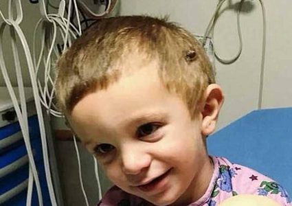 طفل برأس شخص بالغ