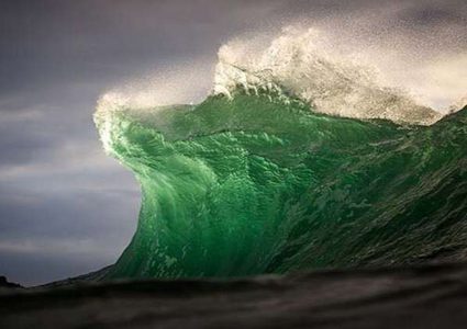 موجة ضخمة تبتلع راكب أمواج أسترالي!