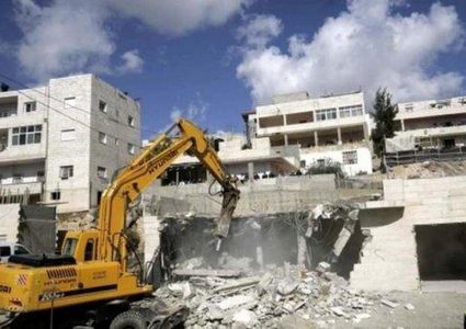 الاحتلال يخطر بهدم 20 متجرا بمخيم شعفاط شمال القدس