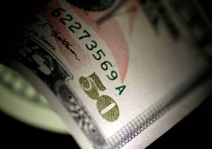الدولار يهبط وسط تصريحات حذرة