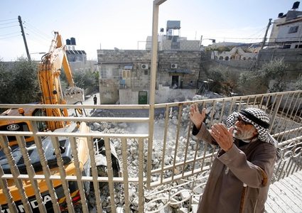 سلطات الاحتلال تخطر بهدم 20 متجرا بمخيم شعفاط