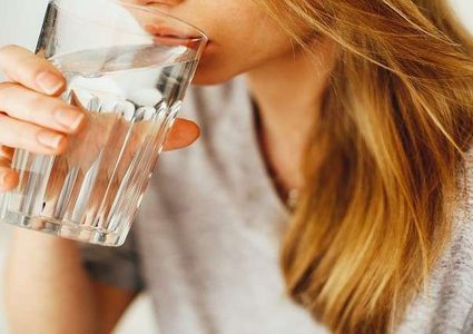 ما هي مخاطر زيادة شرب الماء على الصحة؟