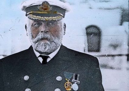 مرآة تايتنك "المسكونة" في مزاد علني