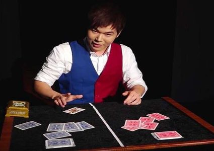 ساحر صيني يذهل الجمهور بخدعة لم يستطع أحد تفسيرها