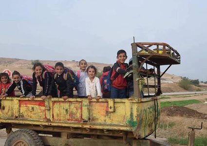 كارثة كادت تودي بحياة (20) طفلا في الأغوار