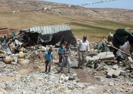 الاحتلال يهدم مسكنًا وسلاسل حجرية جنوب نابلس