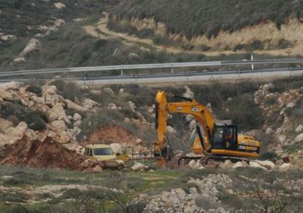 مستوطنون يجرفون عشرات الدونمات في الأغوار الشمالية