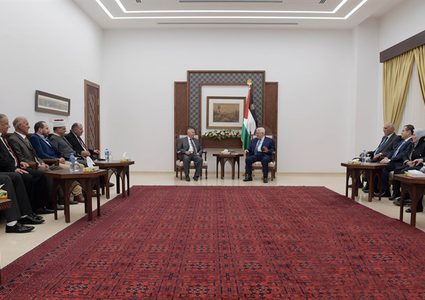 الرئيس يستقبل وفدا من محافظة الخليل