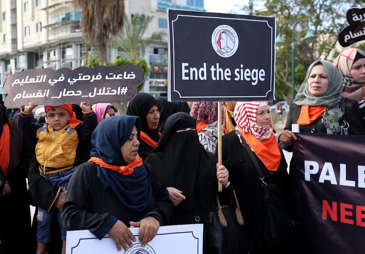 نساء فلسطينيات يشاركن في احتجاج ضد العنف ضد النساء في مدينة غزة