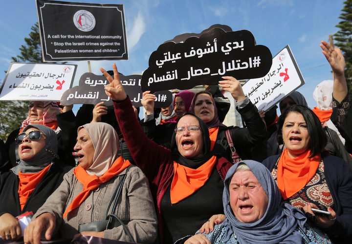 نساء فلسطينيات يشاركن في احتجاج ضد العنف ضد النساء في مدينة غزة