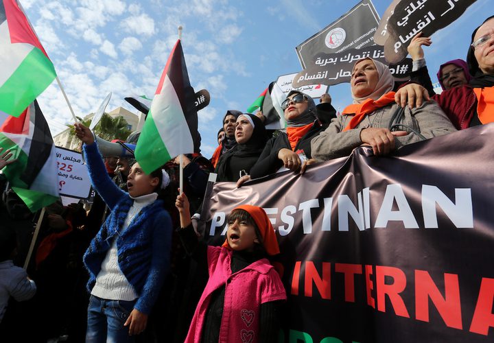 نساء فلسطينيات يشاركن في احتجاج ضد العنف ضد النساء في مدينة غزة
